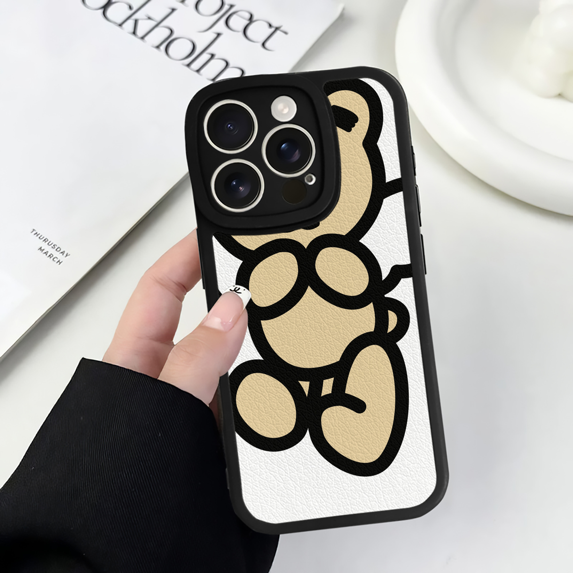 （画像用） Hello Kitty ハローキティ 【iPhone 16シリーズ対応】シリコンスマホケース（レザー調） 材質：シリコン